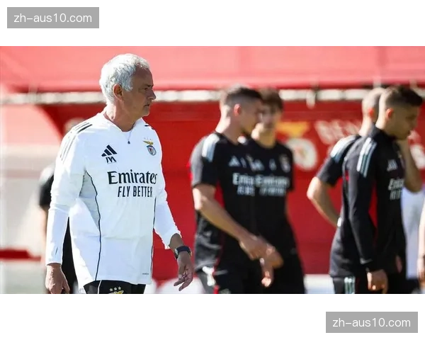 卡里克应对卢克肖伤退调整 左后卫位置人员变化与战术适应 卡里克应对卢克肖伤退调整 左后卫位置人员变化与战术适应